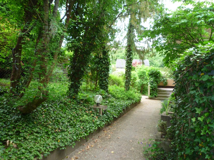 — VERMIETET — TÜ/West – gleich in der Natur – 1-Zi.-Whg. mit Terrasse u. kleinem Garten. Schwimmbad im Haus!