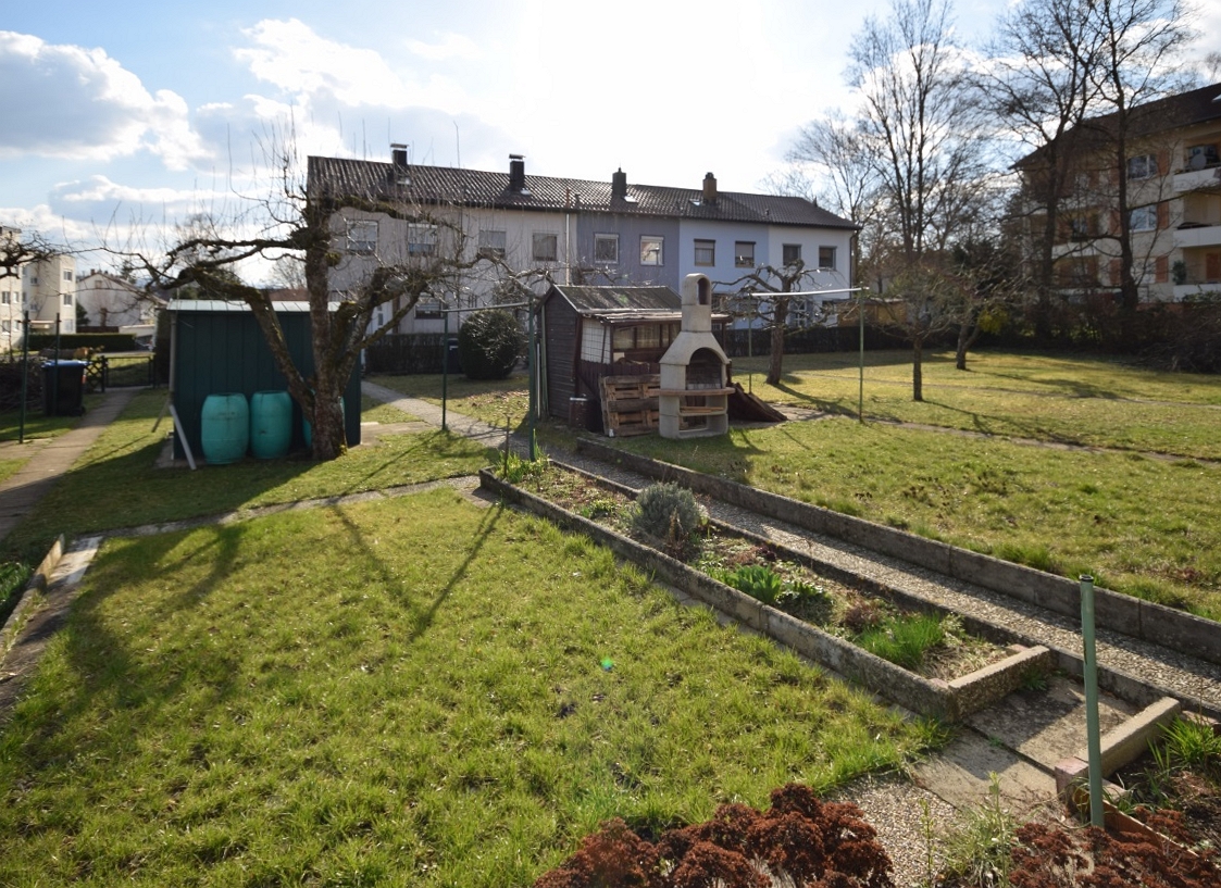 — VERKAUFT — Für die kleine Family! Garten, Sonne, Sommer! Gepfl. RH mit GARAGE und Stpl.