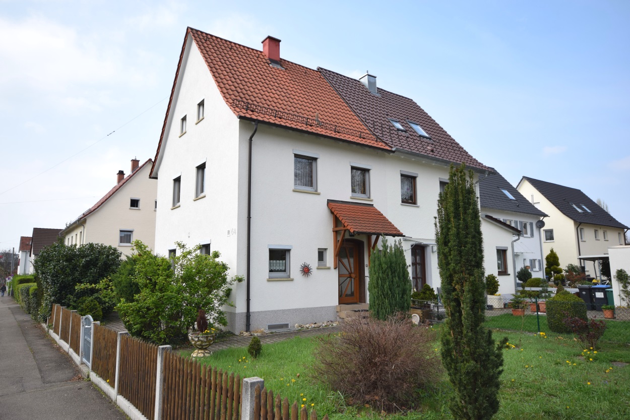Bosch in Sichtweite! DHH mit Garten u. Garage in Reutlingen/ ruhige Lage Bosch in Sichtweite! DHH mit Garten u. Garage in Reutlingen/ ruhige Lage