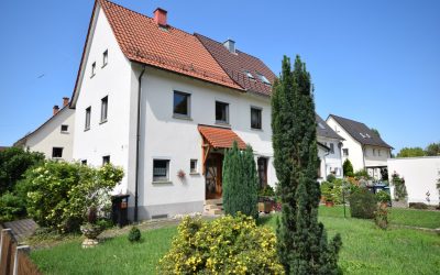 — VERKAUFT — Sonniger Garten, ruhige Lage und GARAGE. Was will man mehr? Gepfl. DHH Nähe Bosch