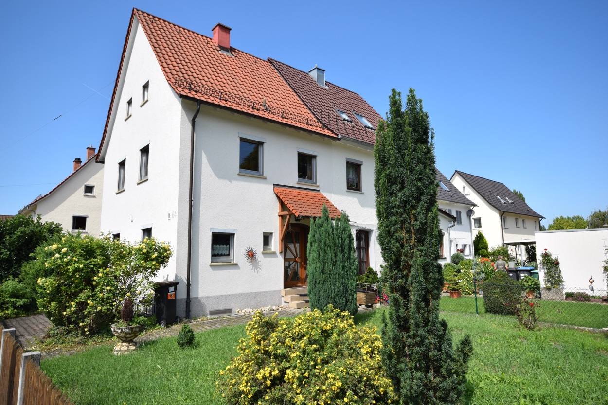 — VERKAUFT — Sonniger Garten, ruhige Lage und GARAGE. Was will man mehr? Gepfl. DHH Nähe Bosch