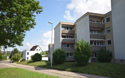 — VERKAUFT — RT/Kreuzeiche – 2 Min. zum Freibad! Schön renovierte 3-Zi.-EG-Wohnung – keinerlei Stufen, Balkon, TG u. Stpl.!