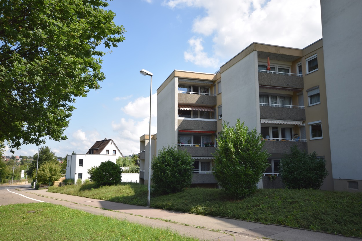 — VERKAUFT — RT/Kreuzeiche – 2 Min. zum Freibad! Schön renovierte 3-Zi.-EG-Wohnung – keinerlei Stufen, Balkon, TG u. Stpl.!