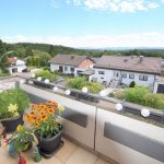 — VERKAUFT — _______________   Schdf.-Oberberken: Gelegenheit! Günstige Dachwhg. mit Balkon u. herrlicher Aussicht – Garten, Stpl