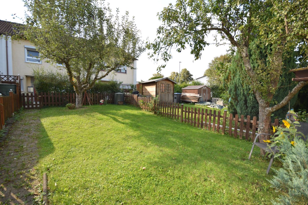 — VERKAUFT —   Sonniger Garten, große Terrasse und GARAGE. RH in RT-Orschel/Hagen