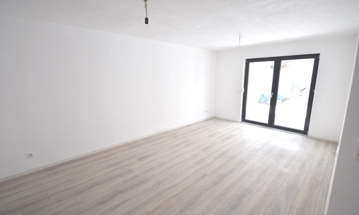 Alles auf einer Ebene! Geräumige 2,5-Zi.-EG-Whg. mit 16 m² Südterrasse und PKW-Stpl.