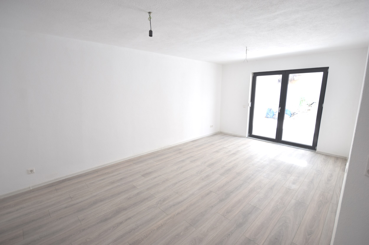 Alles auf einer Ebene! Geräumige 2,5-Zi.-EG-Whg. mit 16 m² Südterrasse und PKW-Stpl. Alles auf einer Ebene! Geräumige 2,5-Zi.-EG-Whg. mit 16 m² Südterrasse und PKW-Stpl.