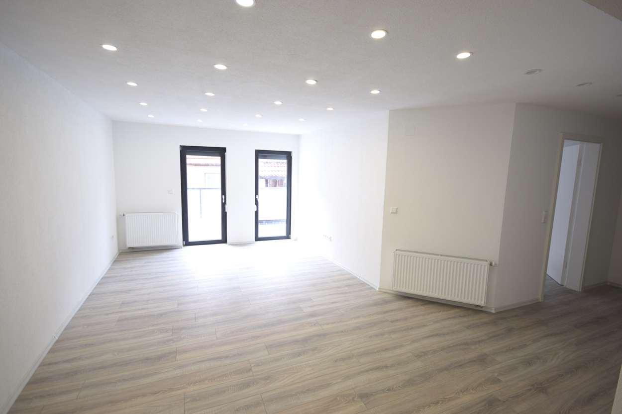 Schöne, helle 2,5 Zi.-Whg. (OG) mit 16 m² Sonnenbalkon – kernsaniert! Schöne, helle 2,5 Zi.-Whg. (OG) mit 16 m² Sonnenbalkon – kernsaniert!