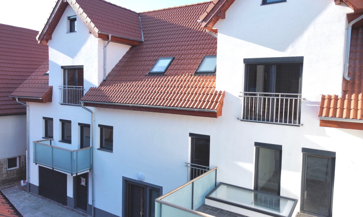 Wohnen mal anders! Individuelle 4-Zimmer-Wohnung (2.OG/DG) in rhg. Ortskernlage – alles NEU (kernsaniert)