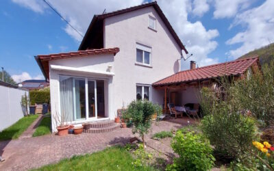 — VERKAUFT —  Ein Traum für kleine Familien! Große Sonnenterrasse, Garten und viel Platz