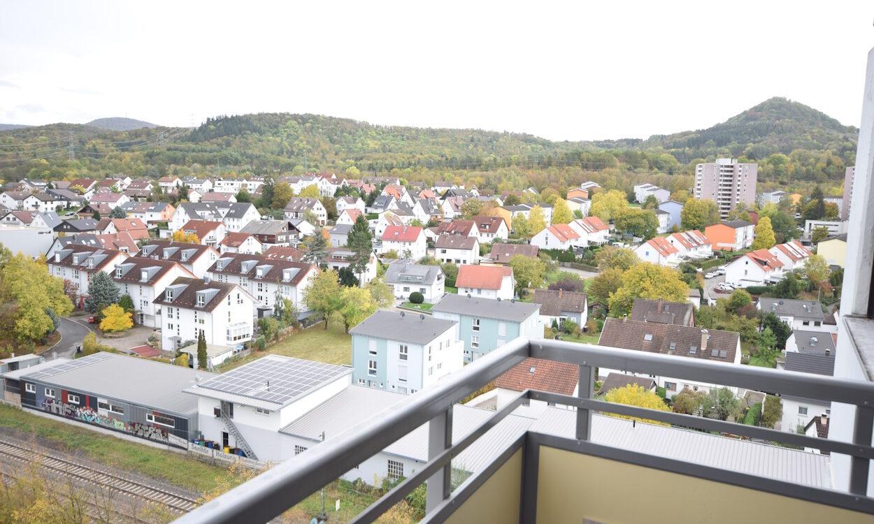 RT/Sondelfingen: Schick wohnen mit fantastischer Aussicht! Helle 2,5 Zi. Whg. im 9.OG