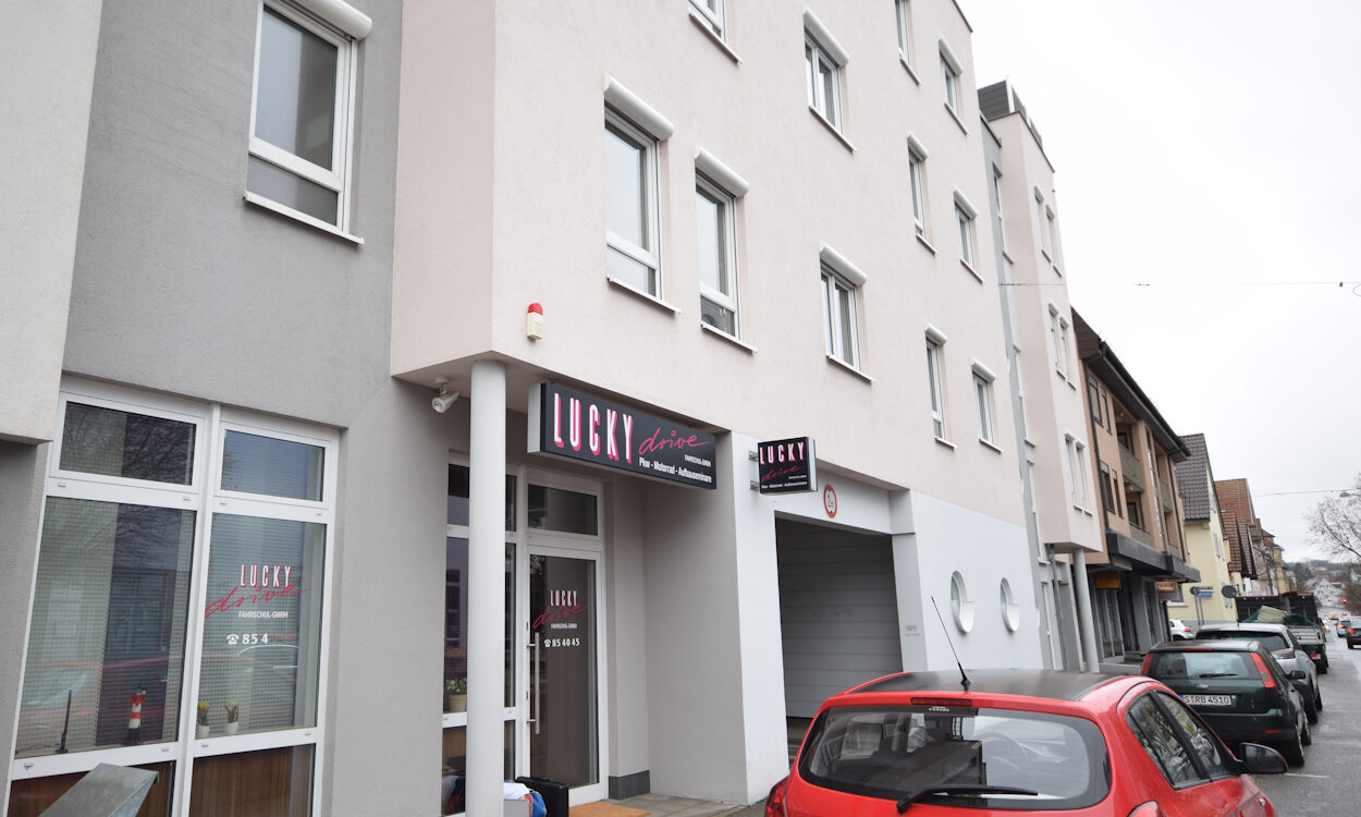 –VERBINDLICH RESERVIERT– S-Feuerbach: Attraktiver Gewerbe-/Praxisraum od. Laden (EG) mit Doppelgarage!