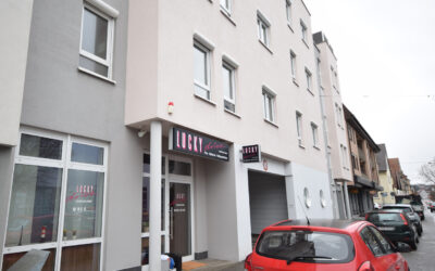 –VERBINDLICH RESERVIERT– S-Feuerbach: Attraktiver Gewerbe-/Praxisraum od. Laden (EG) mit Doppelgarage!